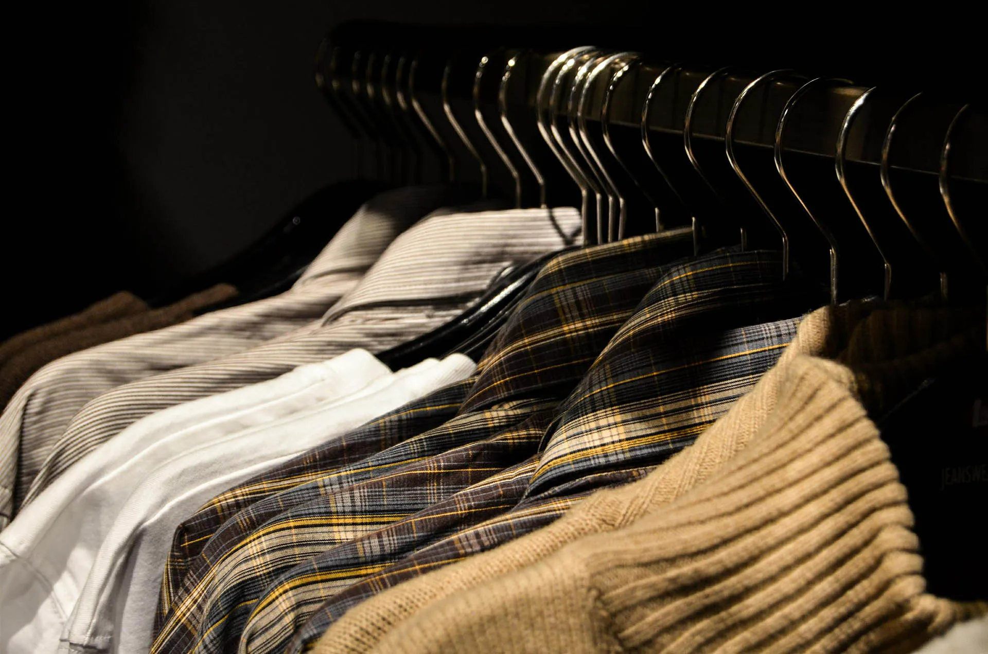 Prendas de ropa ordenadas en un ropero, listas para ser arregladas y enviadas por paquetería